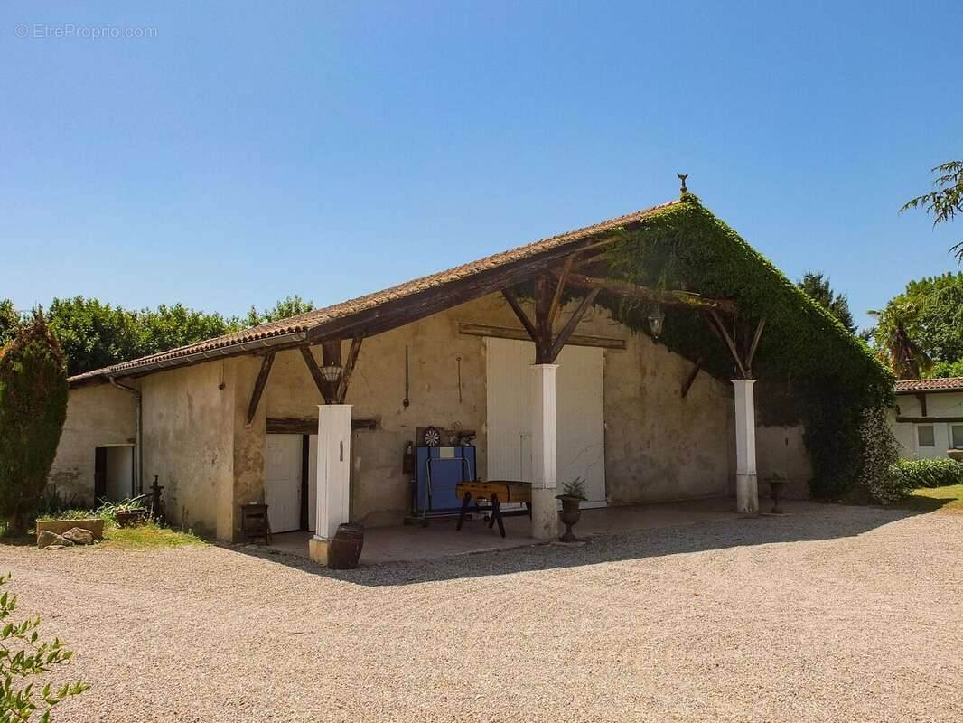 Domaine du XVIIe siècle avec gîtes, piscine et dépendances - photo 19