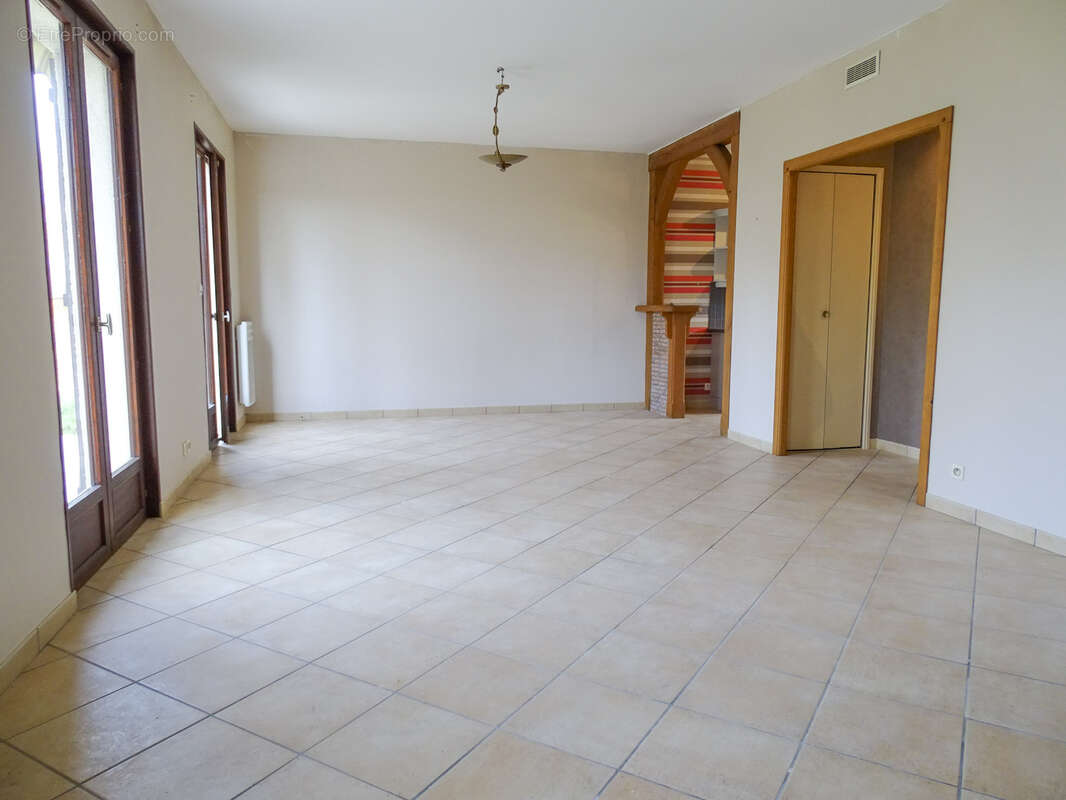 Maison à LA CHAPELLE-MONTMARTIN