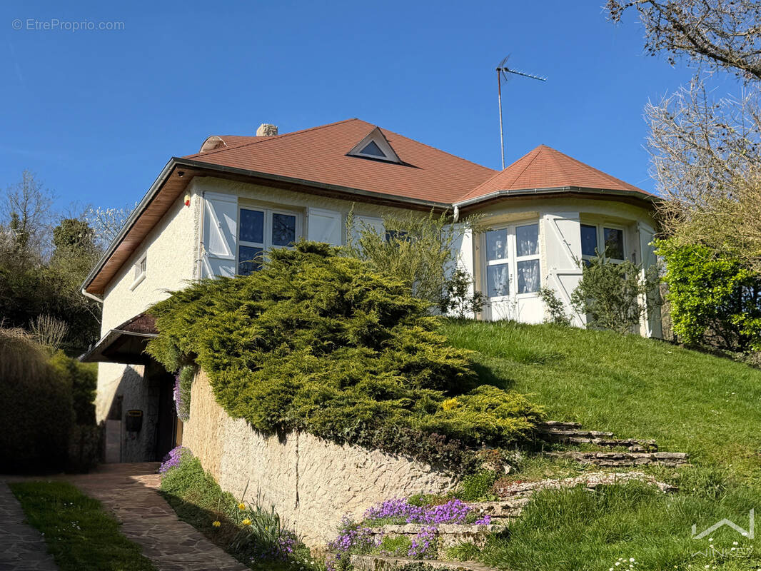 Maison à JOUY-MAUVOISIN