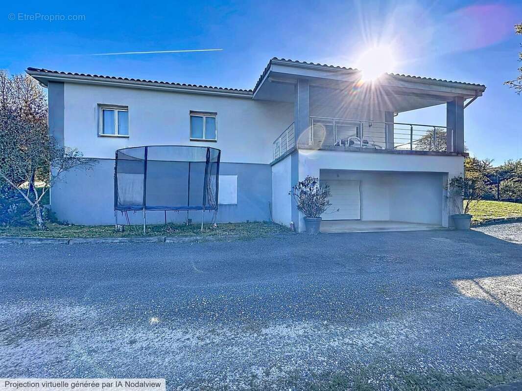 Maison 110 m² à Saint-Pierre-Lafeuille  - photo 2
