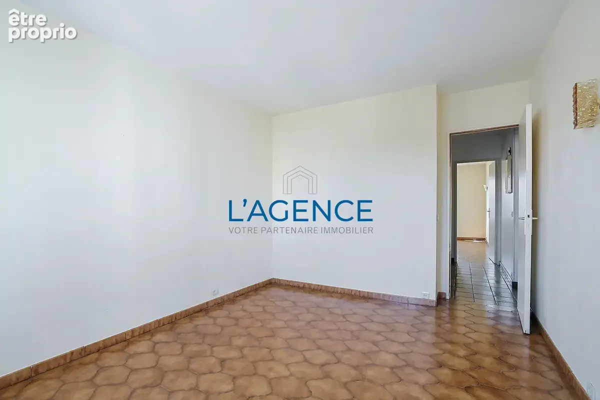 Appartement T4 de 89 m2 en dernier étage avec ascenseur dans résidence fermée et verdoyante au centre ville de - photo 8