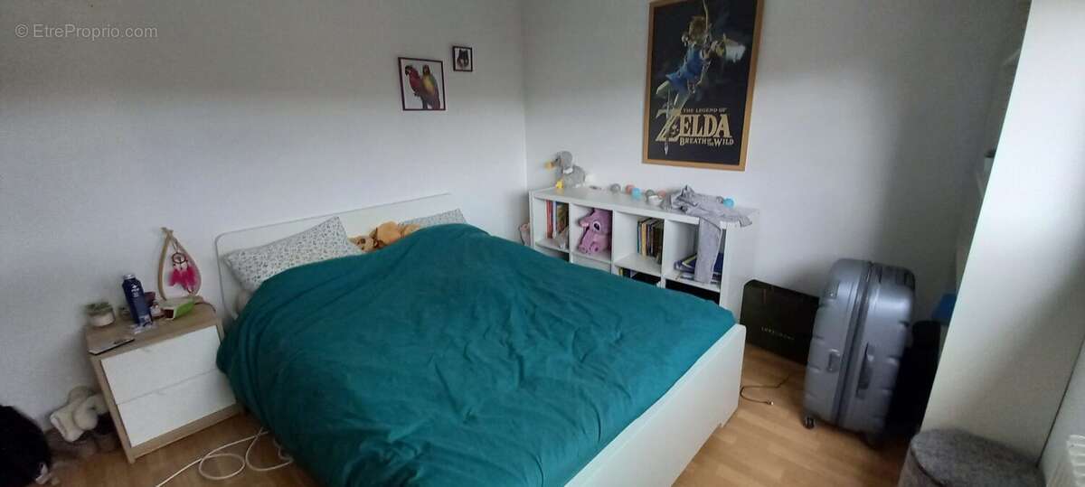 Deuxième chambre pouvant accueillir un enfant, un bureau ou une chambre d'amis.