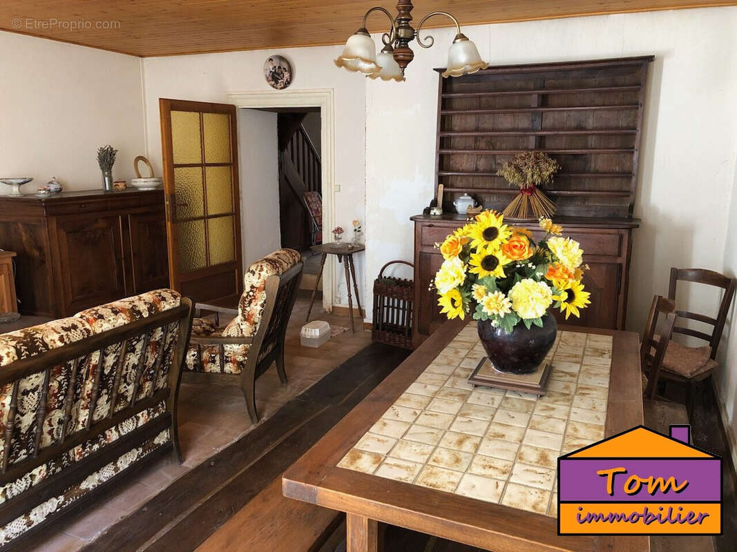 Maison à LA ROCHEBEAUCOURT-ET-ARGENTINE