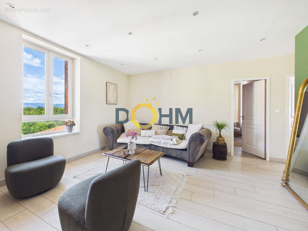 Appartement à MONTROND-LES-BAINS