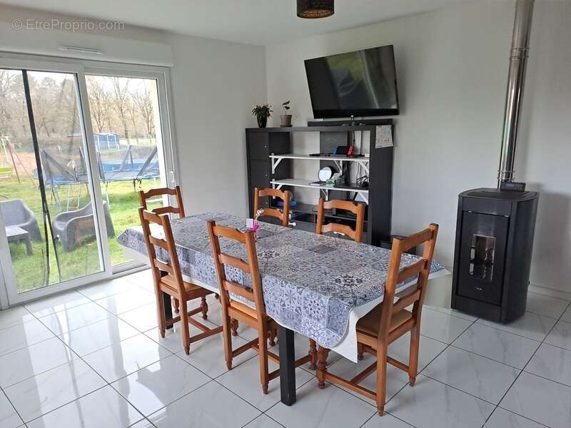 Maison à BUSSAC-FORET