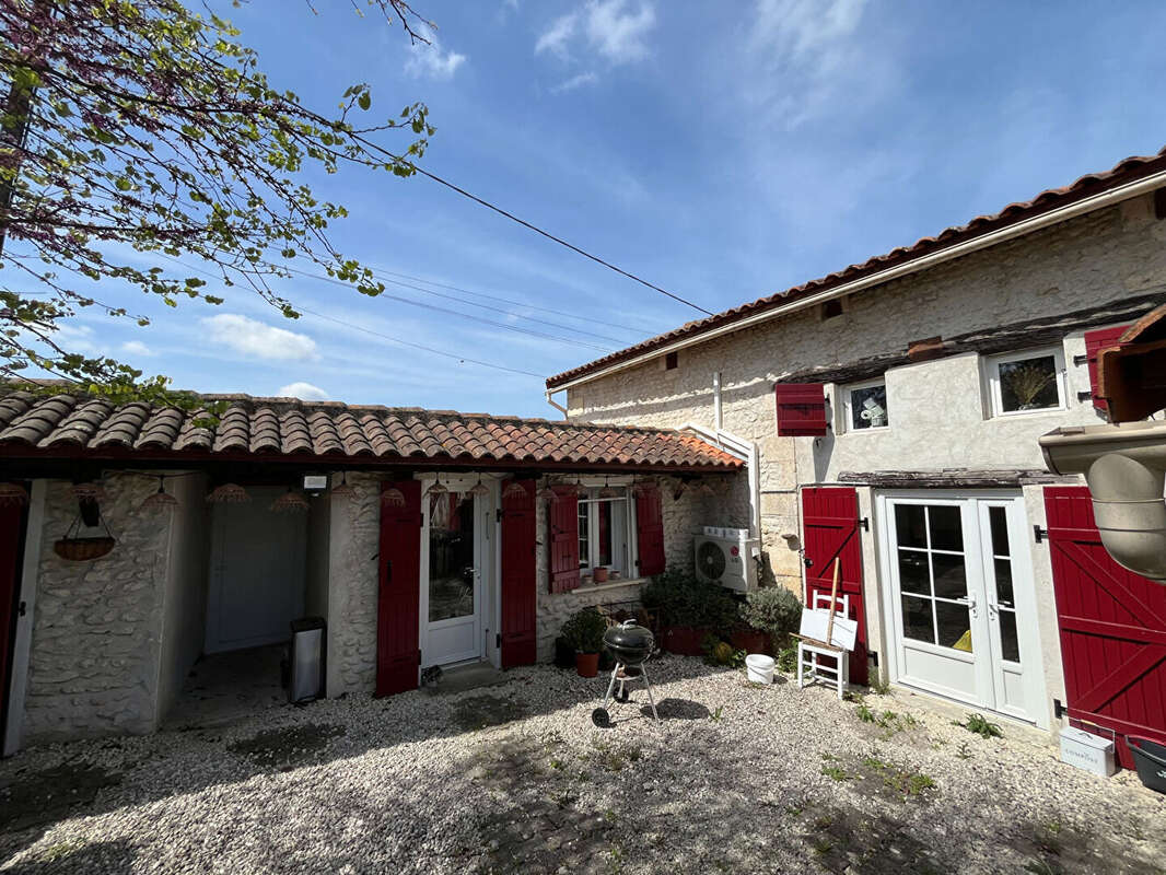 Charmante charentaise rénovée avec 4 chambres, piscine et vue dégagée - photo 5