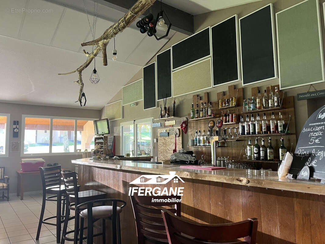 Pièce côté bar - Maison à CAHORS