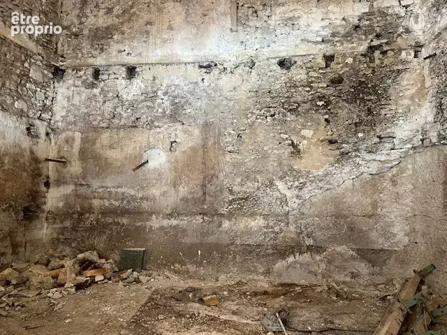 GARAGE de 75 m2 au sol avec jardin clos de 140 m2. Un beau potentiel d'aménagement ! - photo 3