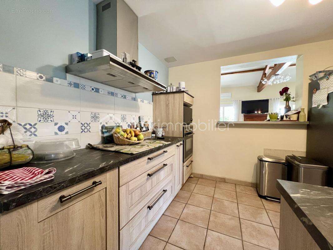 Maison à SAINT-MEDARD-DE-GUIZIERES