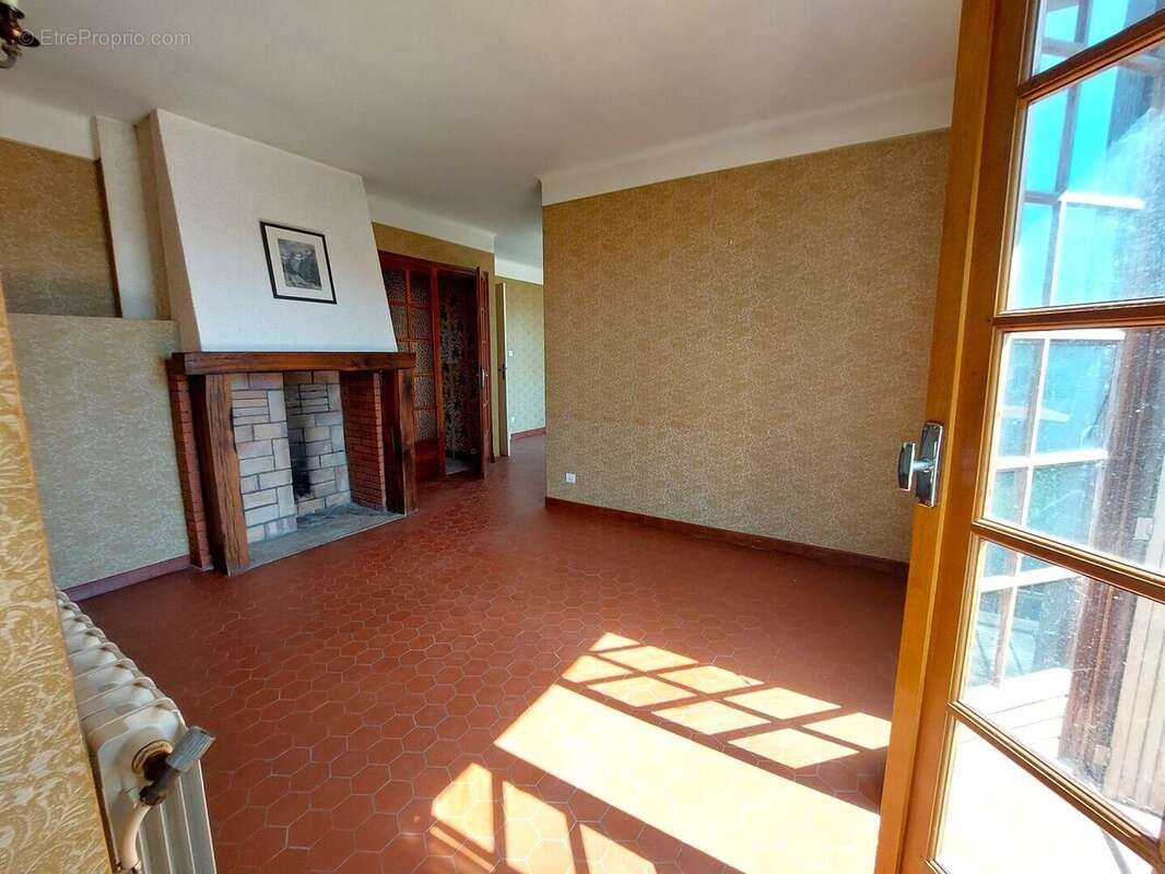 Maison T6 avec jardin clos et dépendances - photo 11