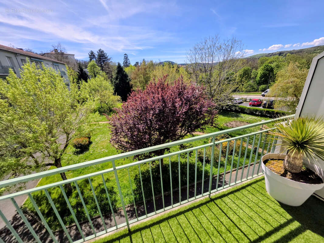Appartement T3 entièrement rénové de 70 m2 avec balcon, cave et parkings   Résidence calme, sécurisée et arbor - photo 2