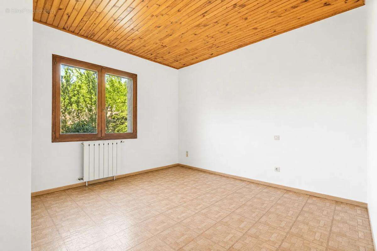 Maison à ENTRAIGUES-SUR-LA-SORGUE