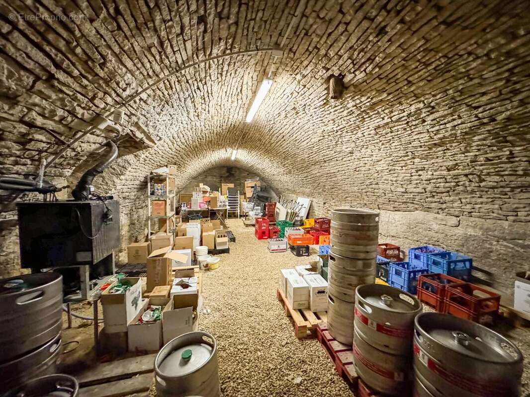 Commerce à MONTSAUGEON