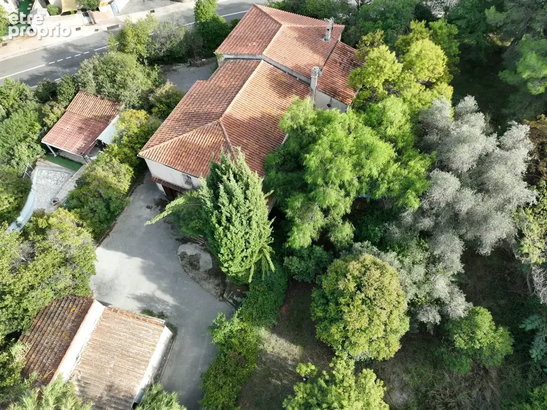 Maison de caractère avec piscine, grand terrain arboré et fort potentiel de valorisation - photo 3