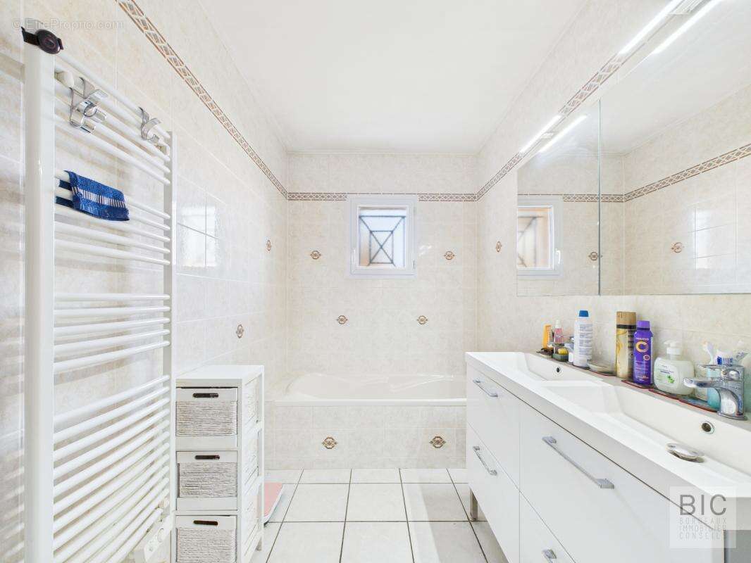 A vendre jolie maison à faible émission avec grand jardiin, atelier, garage et piscine - photo 10