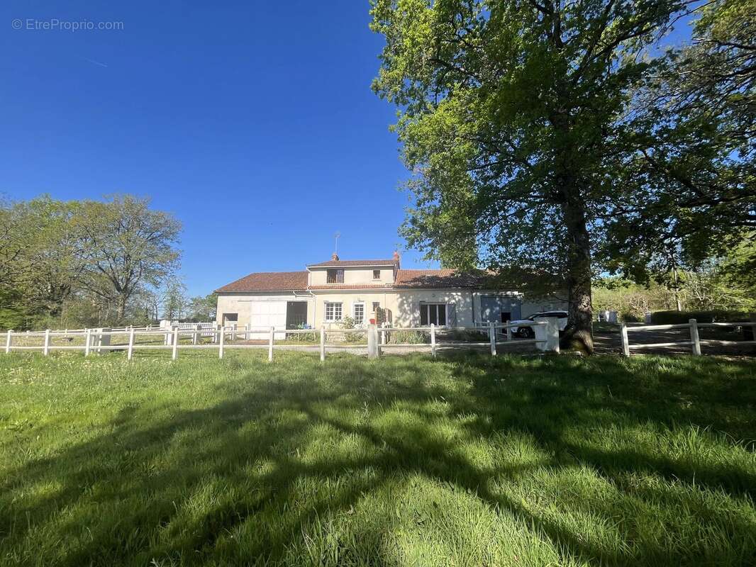 Superbe maison de campagne avec plus de 8 hectares et des boxes à chevaux - photo 18