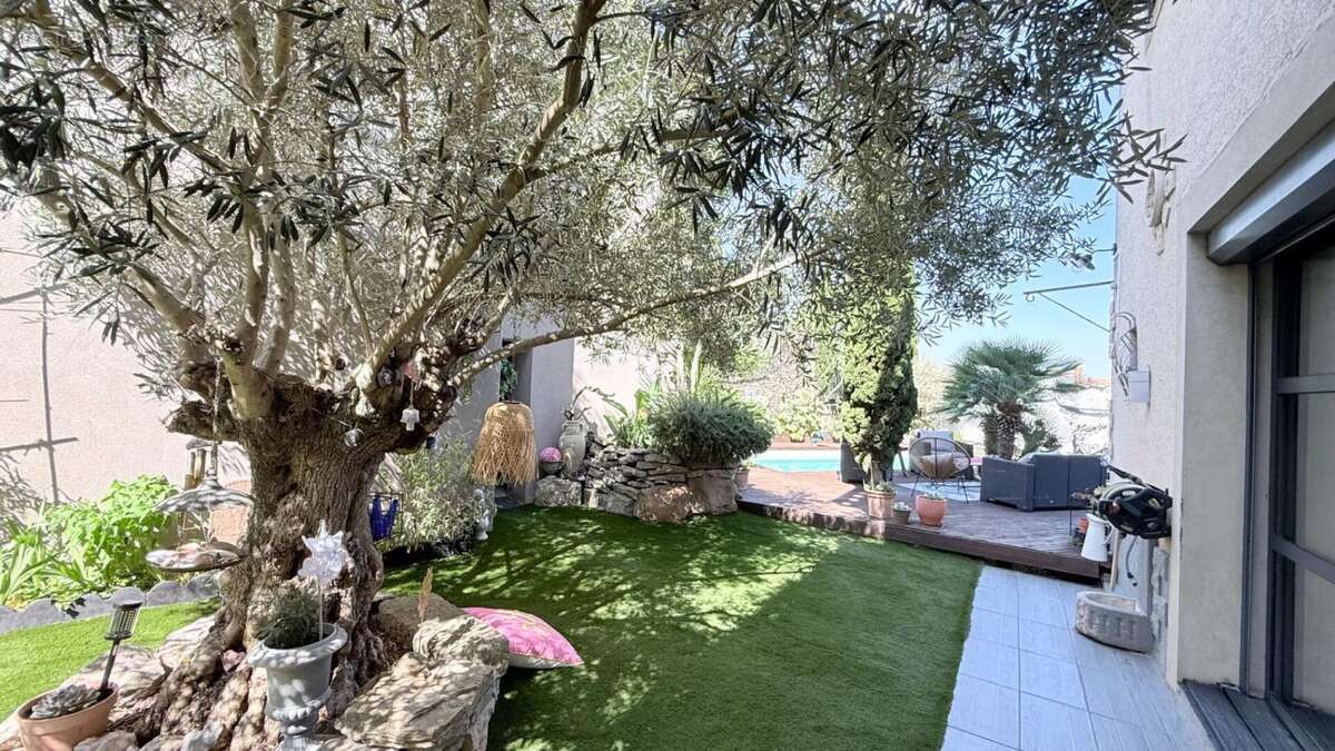 Demeure de caractère en pierres ! 320 m² habitables avec piscine sur une parcelle totale de 517m²+ Appartement T3 indépendant lo - photo 3
