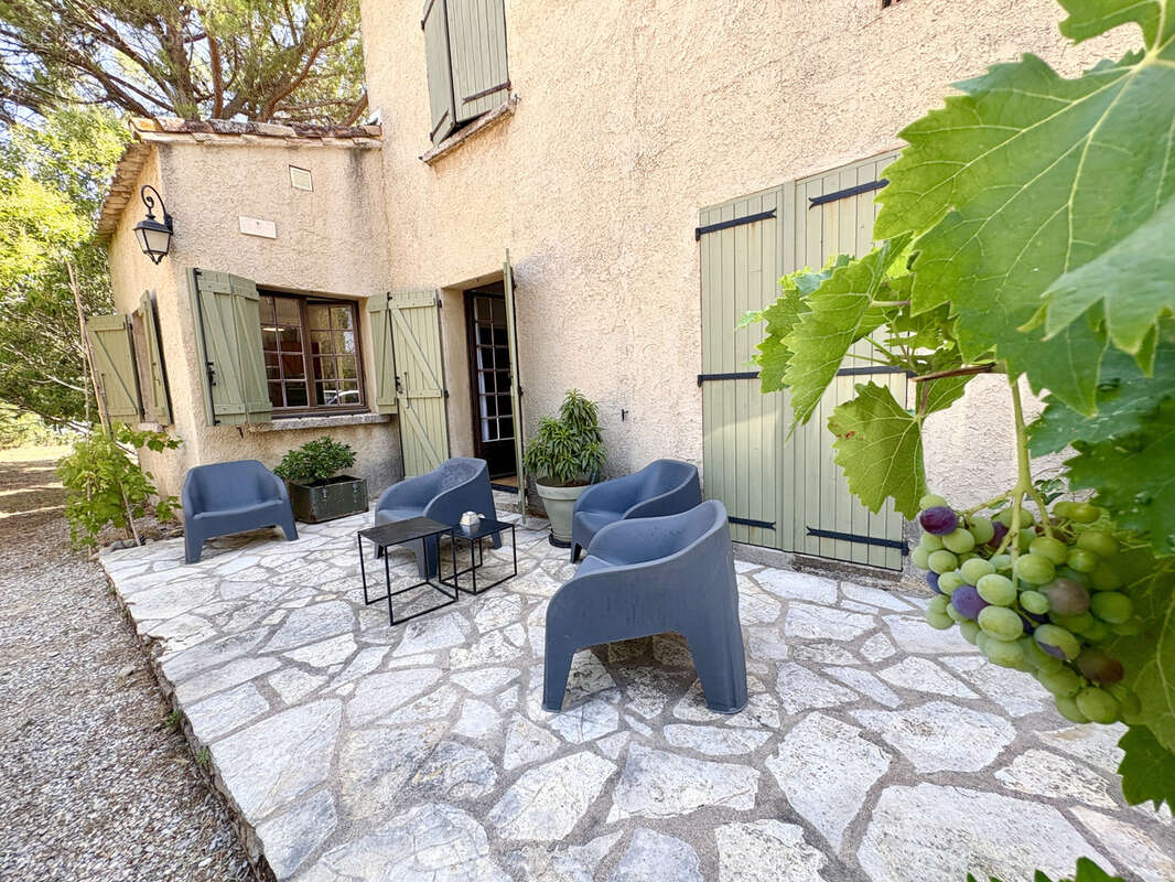 Propriété de caractère d'environ 185m2 sur près de 2 hectares avec piscine, tennis et maison indépendante - photo 17