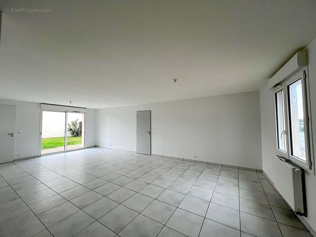 Pièce de vie  - Maison à MONNAIE