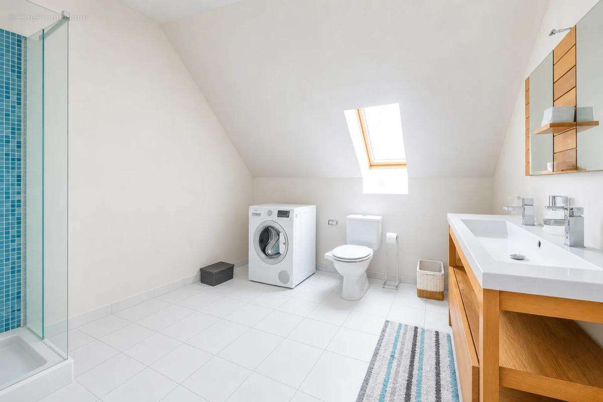 Maison familiale moderne de 200 m² avec jardin spacieux - photo 15