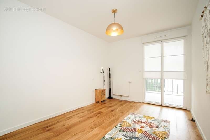 Tours - quartier coty - t4 traversant de 106m2 - vue parc - 2 parkings - photo 9