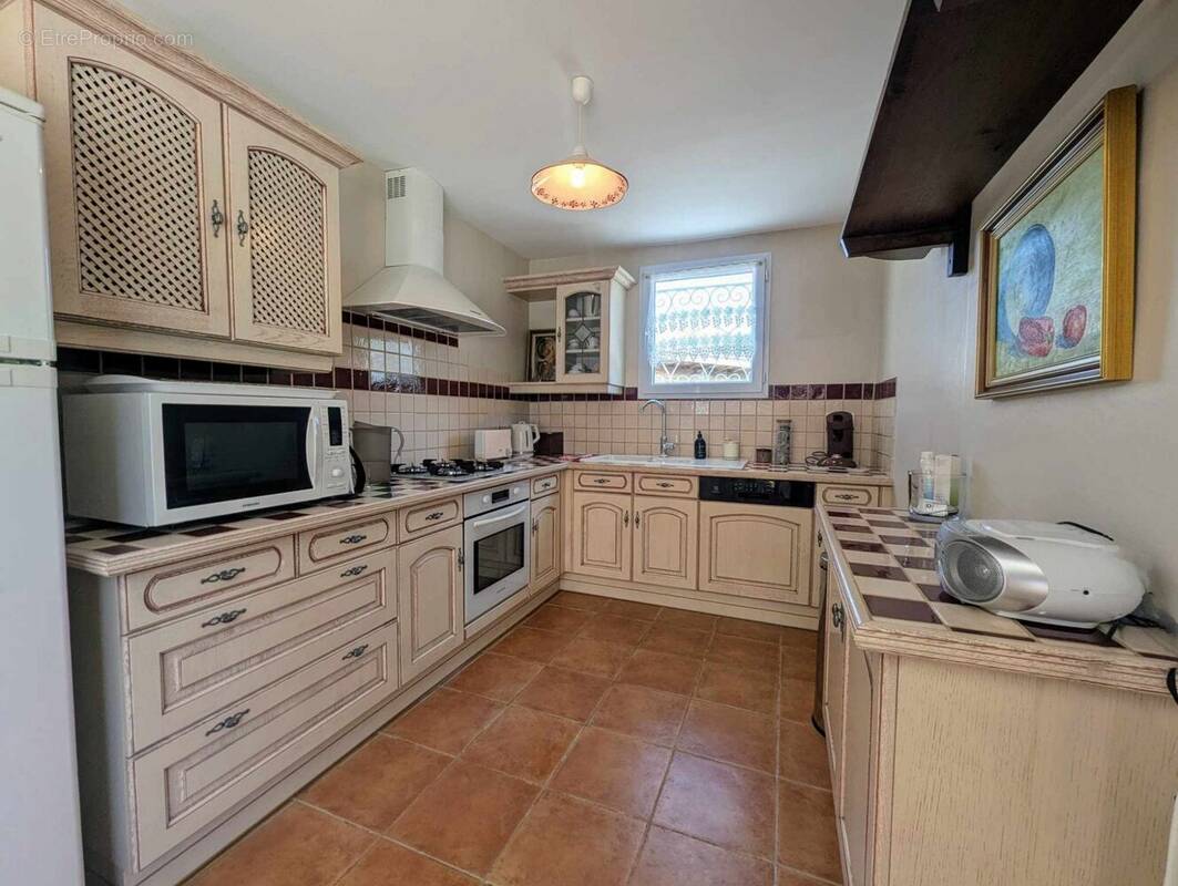 Cuisine rez-de-chaussée - Maison à TARGON