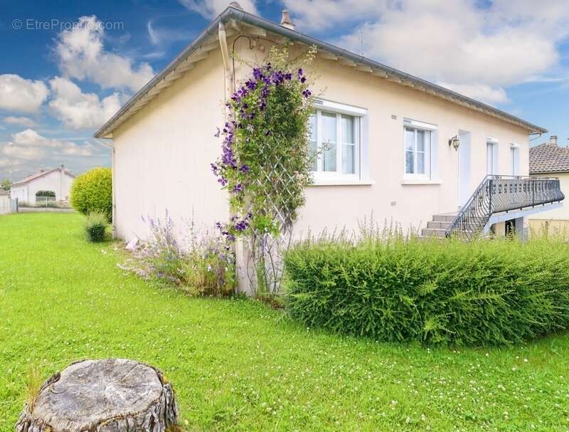 Maison à MAGNAC-LAVAL