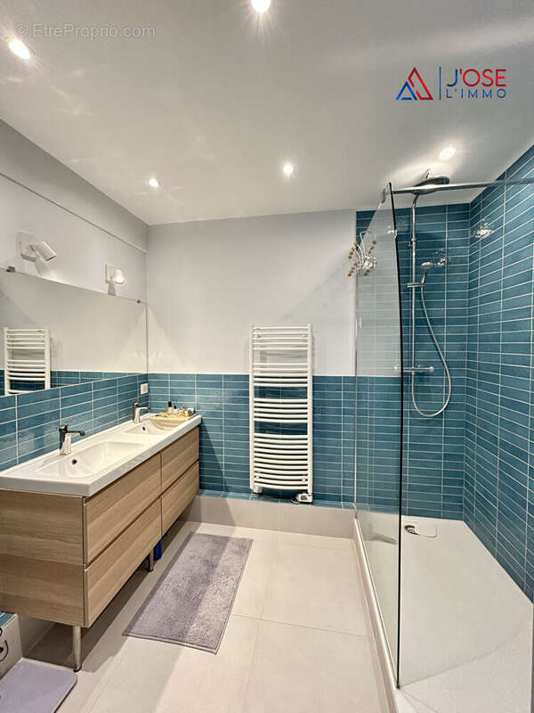 Salle d'eau rénovée - Appartement à MAISONS-LAFFITTE