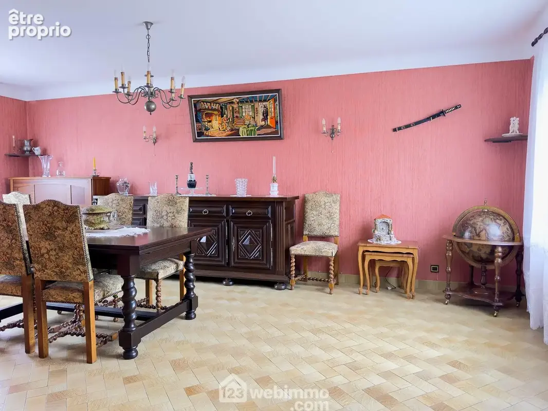 Le salon et séjour sont lumineux et donnent sur...