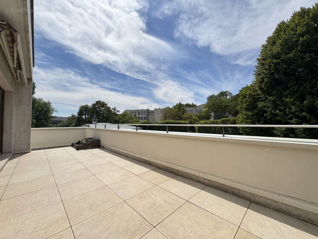 Appartement avec terrasse - 2 pièces - 65,33 m2 - LE PECQ - Place royale - photo 2