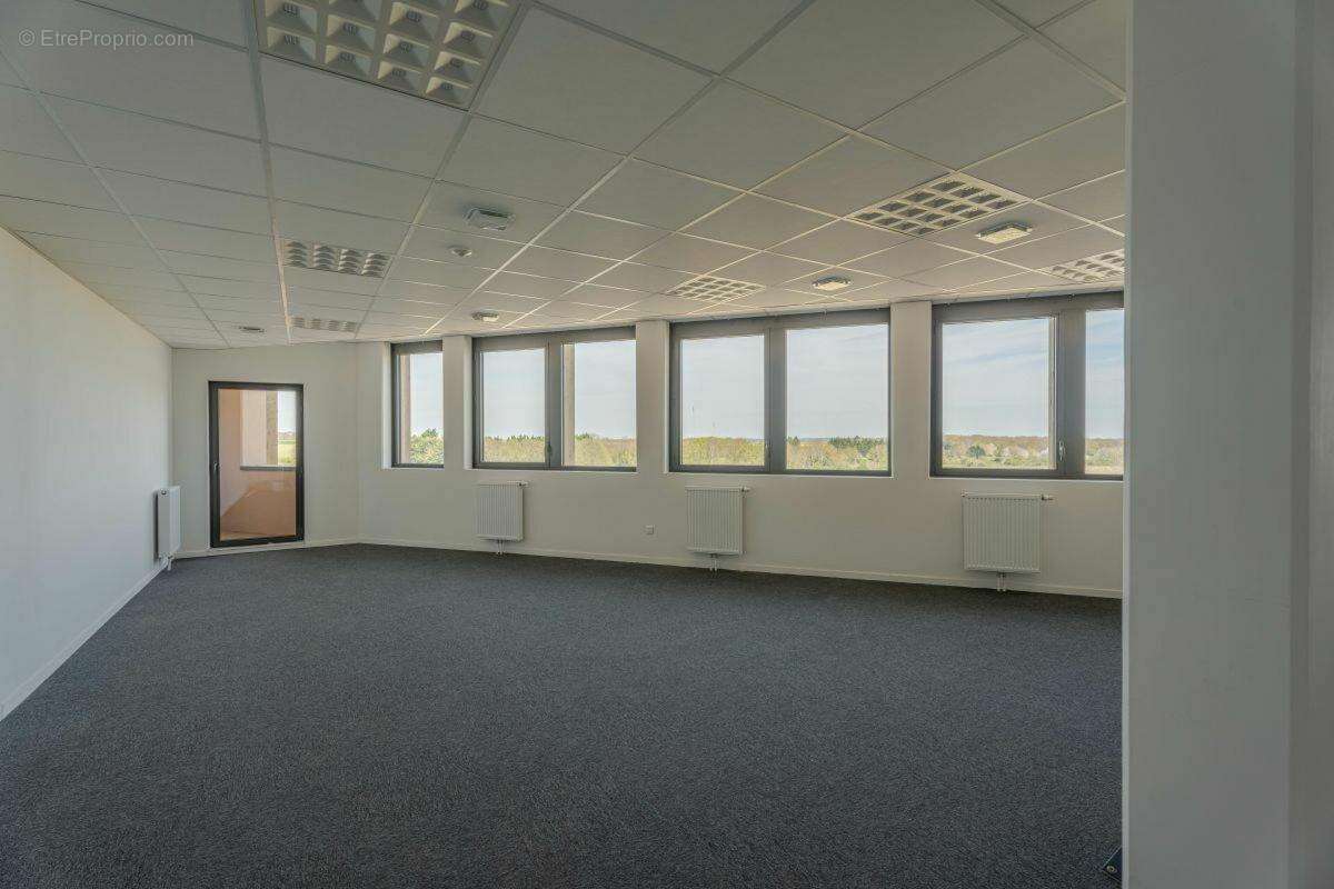 Commerce 93 m² à Epron  - photo 4