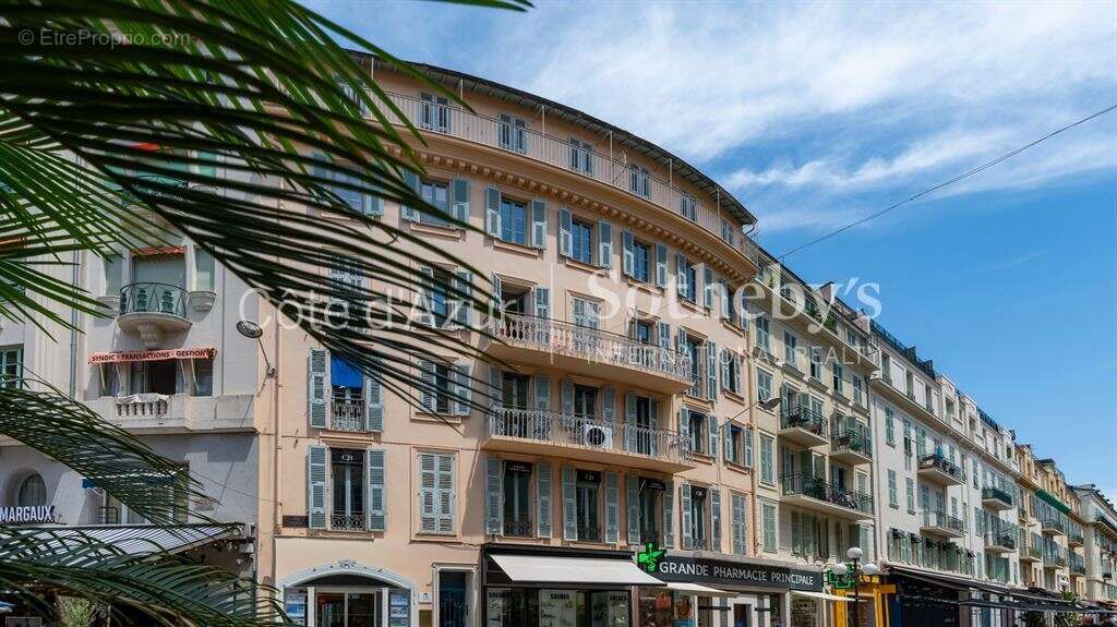 Appartement 3 pièces à vendre dans le Carré d'Or de Nice, Place Magenta - photo 8