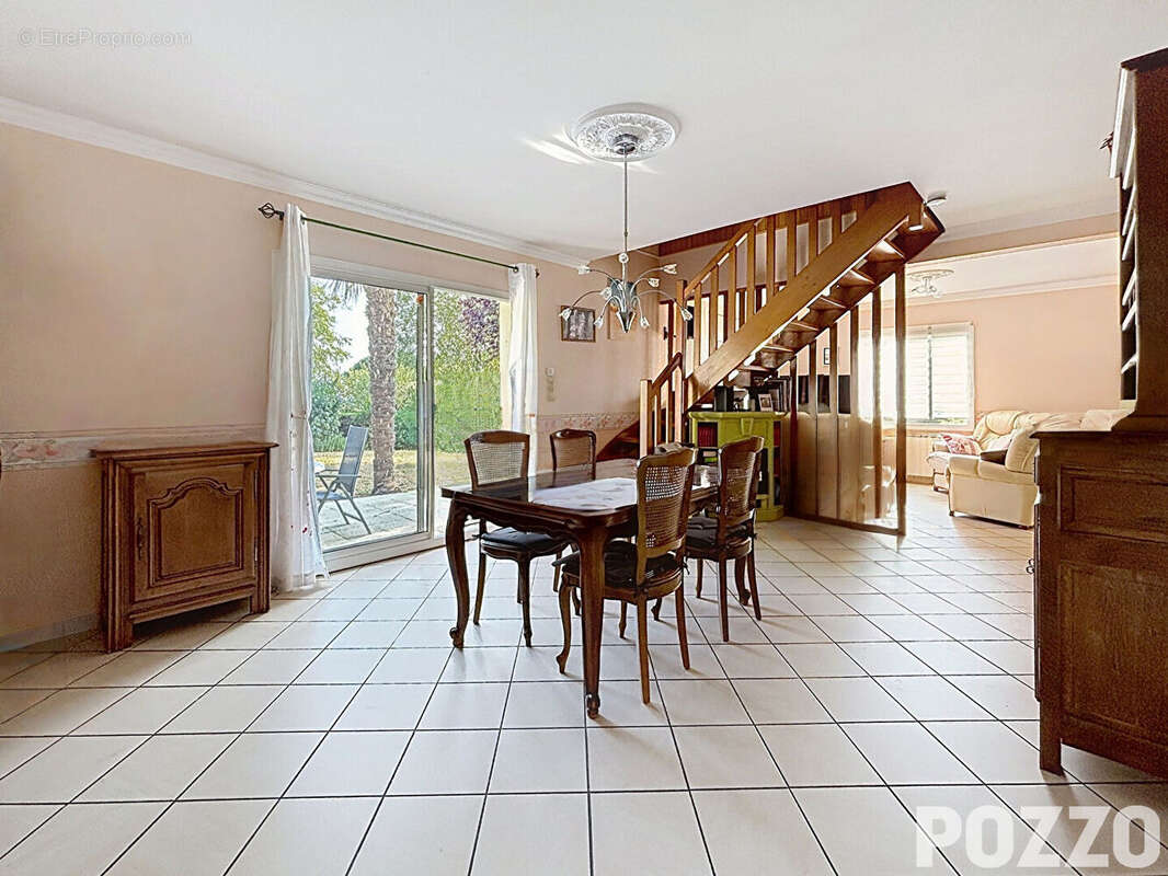 A Vendre - AVRANCHES - LE VAL SAINT PERE - Maison 6 pièce(s) 150 m² - Terrain - photo 5