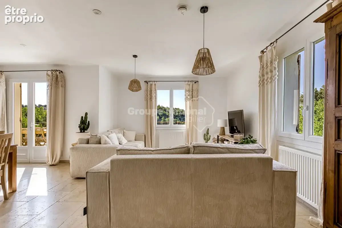 À Reillanne - Maison rénovée, 5 chambres, piscine, vue dégagée - photo 2