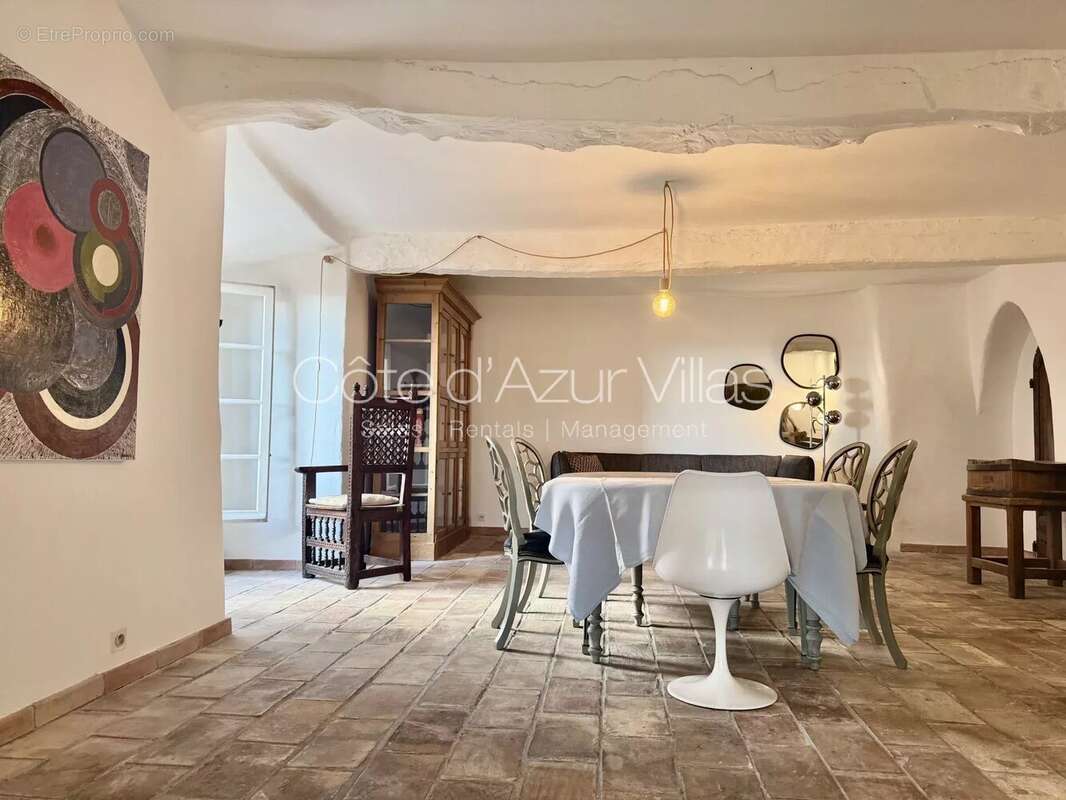 Maison à CHATEAUNEUF-GRASSE