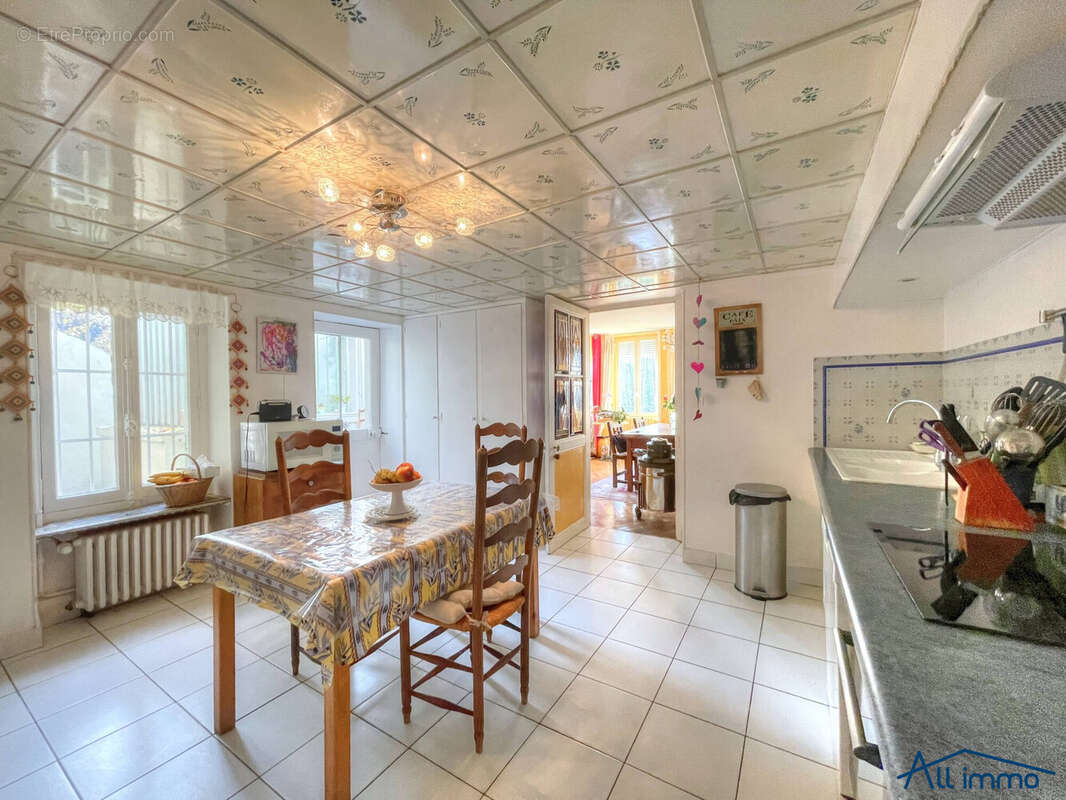 Maison à MANDRES-LES-ROSES