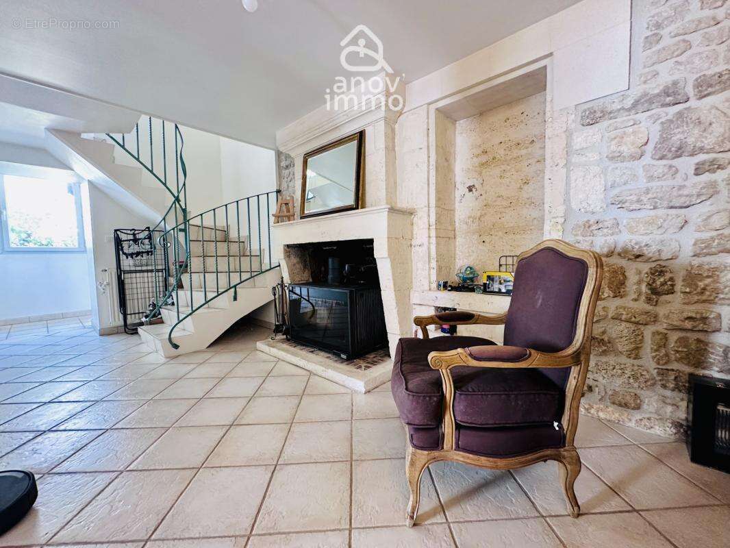 Maison de village 102 m2   2 chambres   Cour   Dépendance am - photo 6