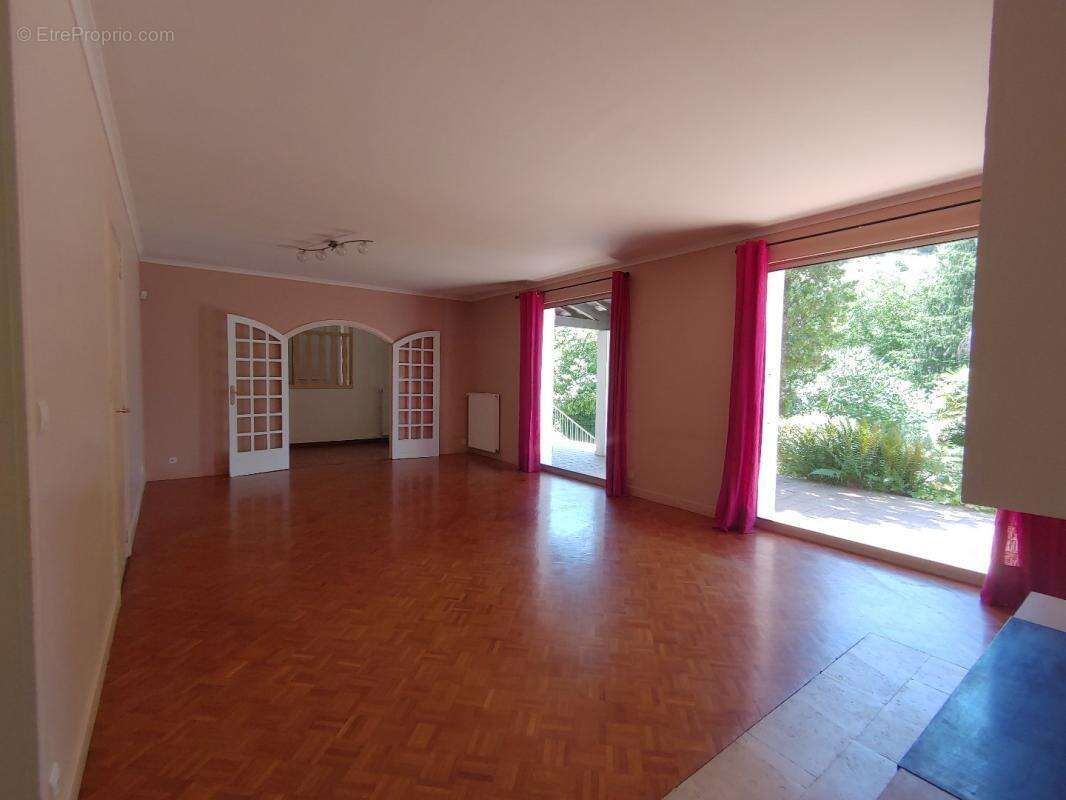 Maison à SAINT-GEORGES-DE-LUZENCON