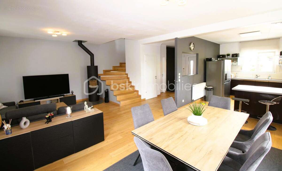 KINGERSHEIM – Maison récente avec piscine et sous-sol complet - photo 3