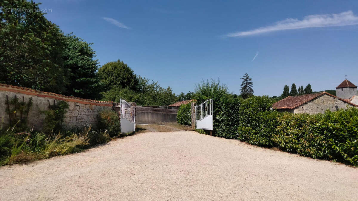 Près de Verteuil-sur Charente, Charmante Maison de Village Indépendante en Pierre, Vue, Superbes Jardins Champêtres - photo 9