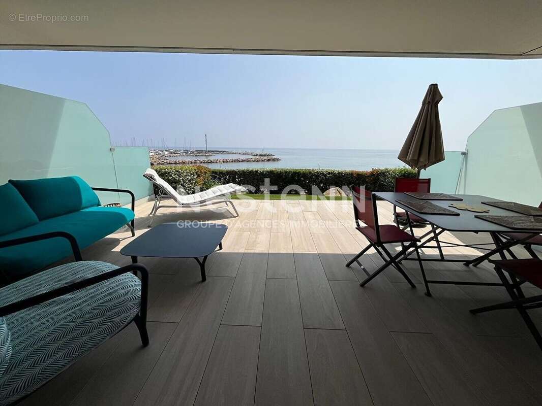 Appartement 3 pièces de 74 m2 situé en bordure de mer au centre du village, à l'entrée du port. - photo 11