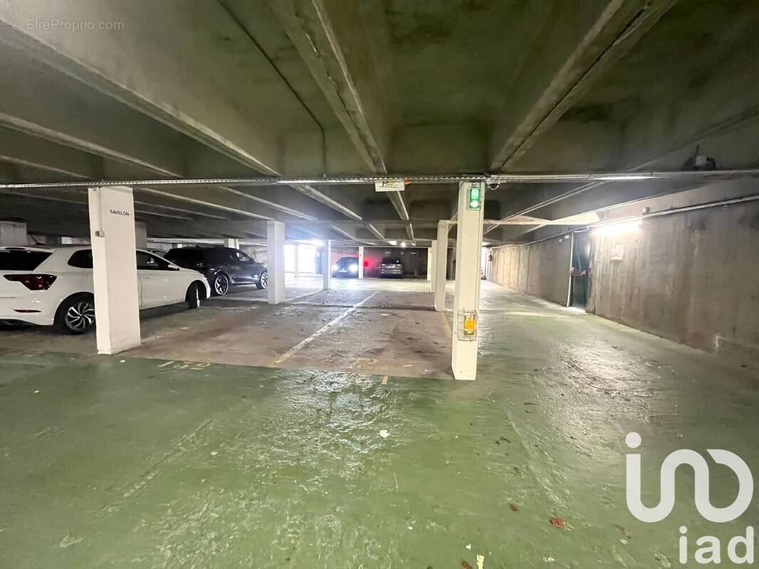 Photo 1 - Parking à SAINT-ETIENNE