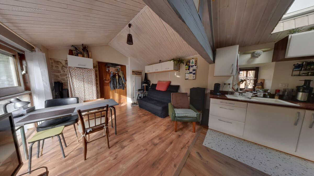 Maison à SAINT-MICHEL-DE-CHABRILLANOUX