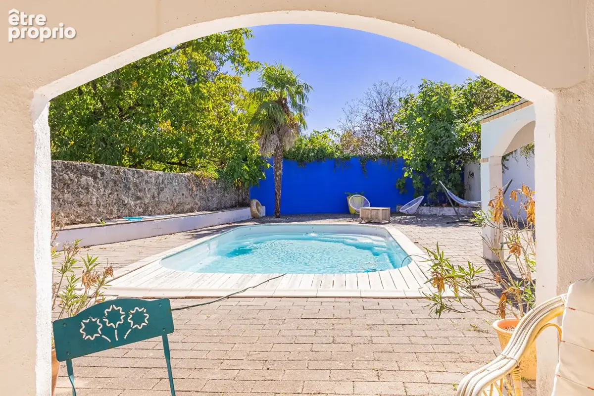 Demeure bourgeoise de la fin du XIX siècle au coeur de Nesmy  -330 m2 - 7 chambres - Piscine - Dépendances - photo 3