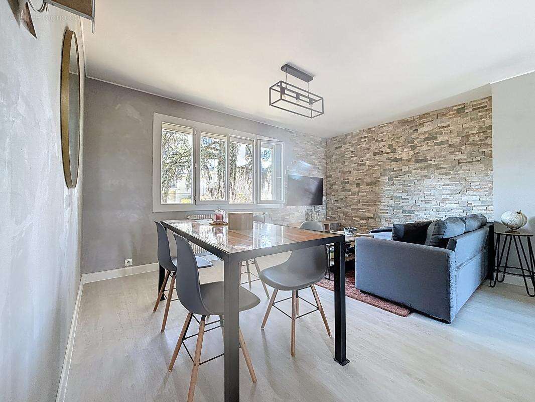 Appartement - 2 Chambres - Cave - Place de parking privative - Proche commodités - photo 7