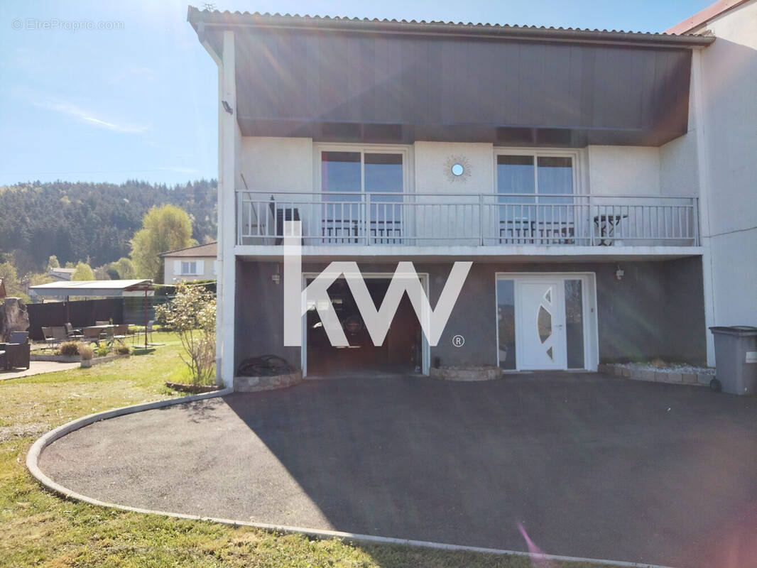 Maison à LE CHAMBON-FEUGEROLLES