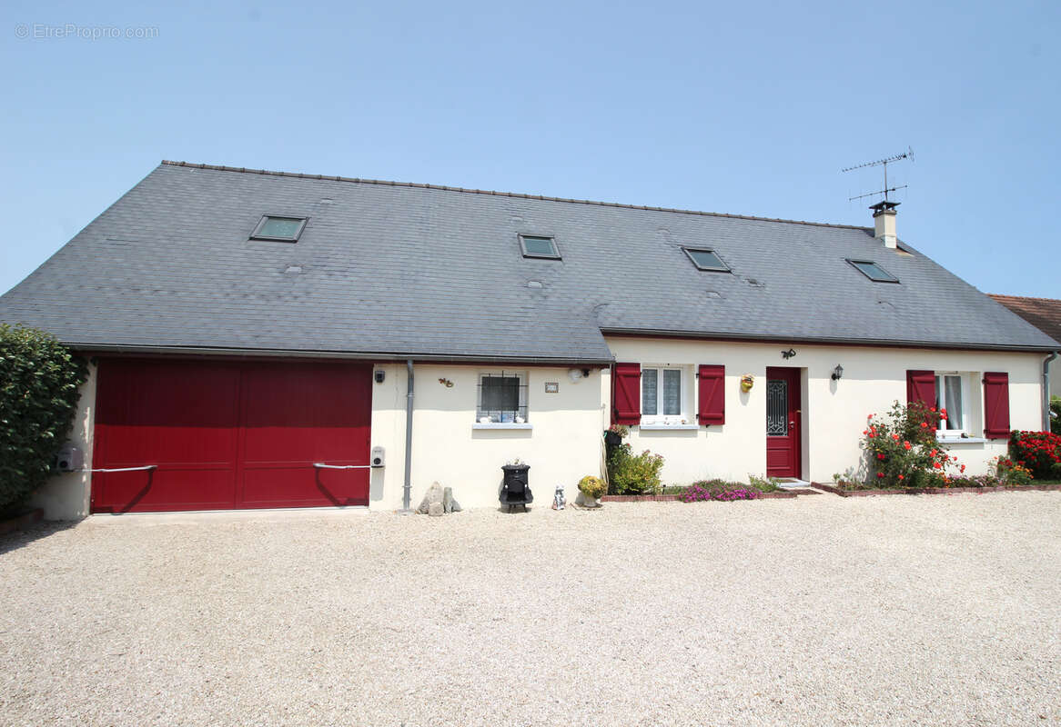 Maison à AMBILLOU