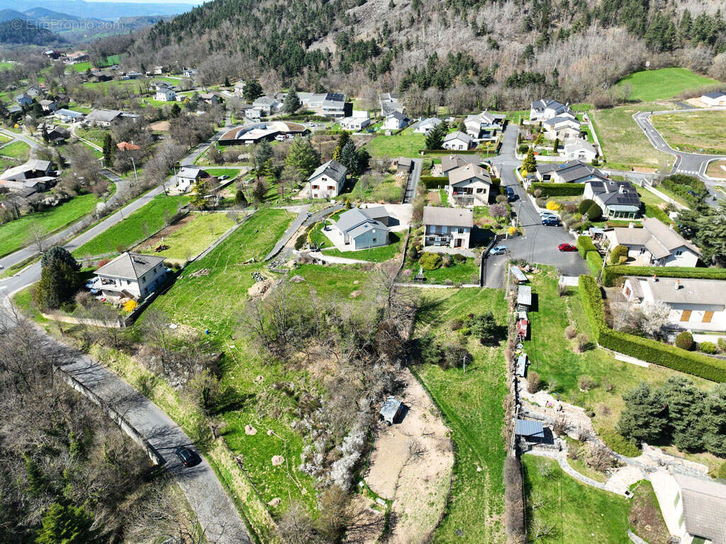 Terrain à SAINT-HOSTIEN