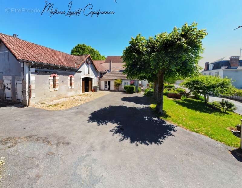 Maison à SAINT-PIERRE-DE-CHIGNAC