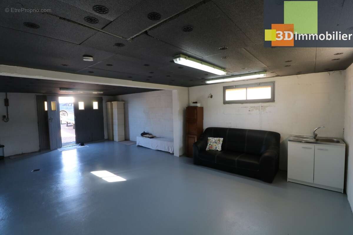 ENTREE GARAGE - Maison à PIERRE-DE-BRESSE